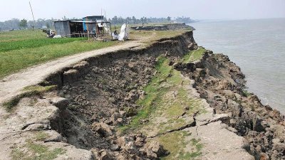ভাঙন আতঙ্কে রয়েছে সহস্রাধিক পরিবার