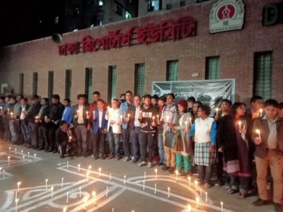 সাগর-রুনি হত্যার বিচারের দাবিতে ডিআরইউতে মোমবাতি প্রজ্বলন