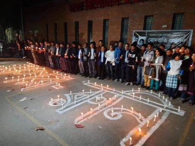 সাগর-রুনি হত্যার বিচারের দাবিতে ডিআরইউতে মোমবাতি প্রজ্বলন