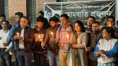 সাগর-রুনি হত্যার বিচারের দাবিতে ডিআরইউতে মোমবাতি প্রজ্বলন