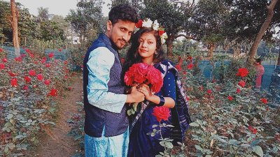 সাভার বাসস্ট্যান্ড এলাকা থেকে প্রিয়জনকে সঙ্গে নিয়ে গোলাপ বাগান দেখতে এসেছেন রাকিবুল ইসলাম