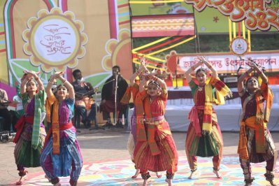 নাচে-গানে ঋতুরাজকে বরণ