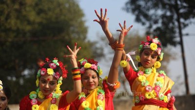 নাচে-গানে ঋতুরাজকে বরণ