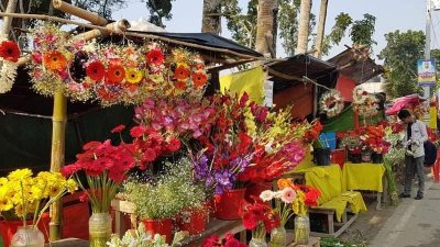 দোকানে রাখা ফুলের মালা যে যার পছন্দমতো কিনছেন