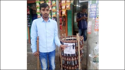 বোতল কুড়িয়ে তৈরি করছেন ডাস্টবিন