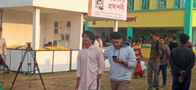 বইমেলায় মাস্ক ব্যবহার করছেন না দর্শনার্থীদের অনেকে