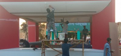 বইমেলা শুরু হয়ে গেলেও স্টল নির্মাণ চলছে