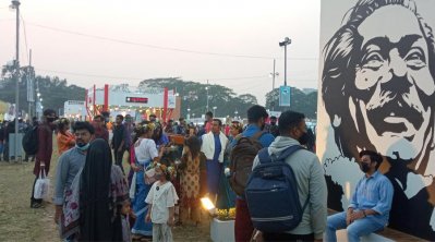 তৃতীয় দিনে জমলো বইমেলা