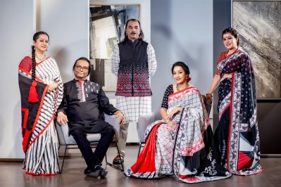 বিশ্বরঙে একুশের পোশাক