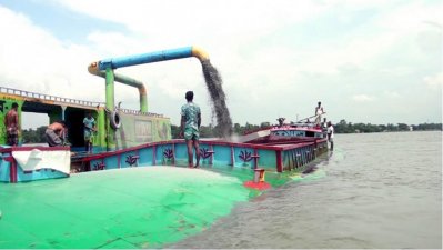 এভাবে বালু উত্তোলনের কারণে মেঘনার দুই পাড় ভাঙছে