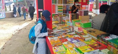 একুশের সকালে শিশুদের পদচারণায় মুখর মেলা প্রাঙ্গণ