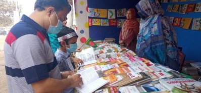 একুশের সকালে শিশুদের পদচারণায় মুখর মেলা প্রাঙ্গণ