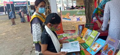 একুশের সকালে শিশুদের পদচারণায় মুখর মেলা প্রাঙ্গণ