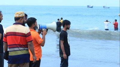 কক্সবাজারসহ দেশের সমুদ্রবন্দরগুলোকে ৩ নম্বর সতর্কতা সংকেত দেখিয়ে যেতে বলা হয়েছে