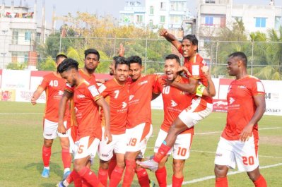 বসুন্ধরাকে কাঁপিয়ে দিয়েছে রহমতগঞ্জ