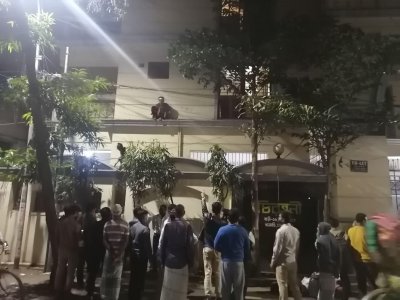 গৃহকর্মীদের ভবন থেকে লাফ দিতে দেখে পথচারীরা জাতীয় জরুরি সেবায় ফোন করেন (ছবি: নাসিরুল ইসলাম)