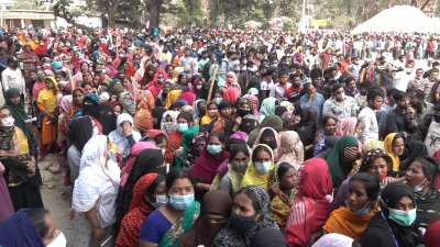 টিকা নিতে আসা মানুষের ভিড়