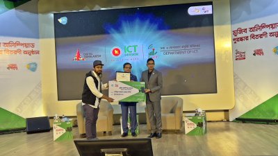 হেমন্ত সাদীকের হাতে সনদপত্র ও দুইলাখ টাকার চেক তুলে দিচ্ছেন প্রতিমন্ত্রী জুনায়েদ আহমেদ পলক