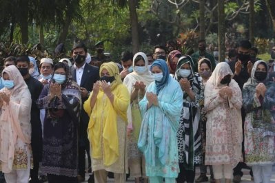 পিলখানা ট্র্যাজেডি: নিহতদের কবরে ফুল দিয়ে শ্রদ্ধা (ফটোস্টোরি)