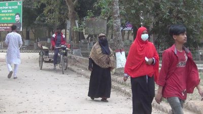 ছুটির দিনেও টিকাগ্রহীতাদের ভিড়