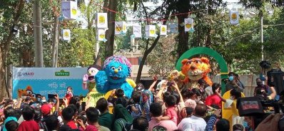 শিশুদের হাসিতে ঝলমলে বইমেলা প্রাঙ্গণ