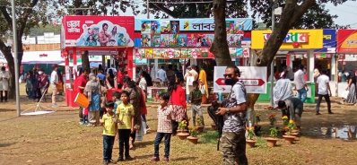 শিশুদের হাসিতে ঝলমলে বইমেলা প্রাঙ্গণ