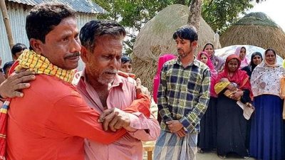 একসঙ্গে পরিবারের সবার মৃত্যু মেনে নিতে পারছেন না স্বজনরা
