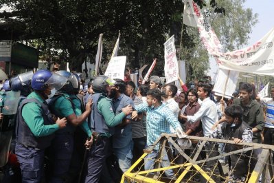 মিছিলে পুলিশের বাধা (ছবি সাজ্জাদ হোসেন)