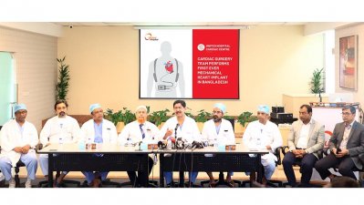 সংবাদ সম্মেলনে ডা. জাহাঙ্গীর কবির ও অন্যরা 