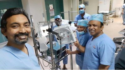 সফল অস্ত্রোপচারের পর হাস্যোজ্জ্বল চিকিৎসকরা