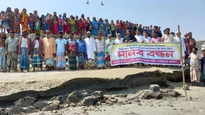 রাজরাজেশ্বর ইউ&zwnj;নিয়নের নদীর তীরের বাসিন্দারা শুক্রবার মানববন্ধন করেন