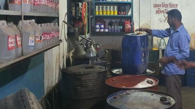 ডিপো থেকে জানানো হয়েছে, পেট্রোল নেই