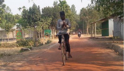 সাইকেলের হ্যান্ডেল না ধরেই টানা ৫০ কিলোমিটার পাড়ি 