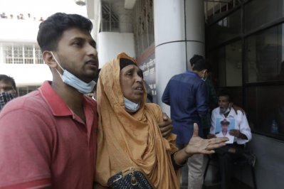 বিমানবন্দরে ইউক্রেন থেকে ফেরা এক যুবক মায়ের সঙ্গে (ছবি: নাসিরুল ইসলাম)