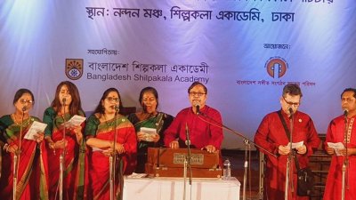 স্বাধীনতা সংগীত উৎসবের উদ্বোধনী অনুষ্ঠানে সংগীত পরিবেশন করছেন শিল্পীরা
