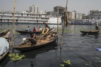 রাজধানীর ‘জীবন্ত সত্তার’ প্রাণ যায় যায় (ফটো স্টোরি)