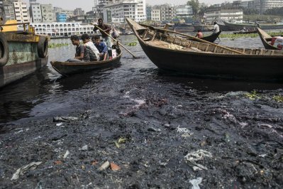 রাজধানীর ‘জীবন্ত সত্তার’ প্রাণ যায় যায় (ফটো স্টোরি)