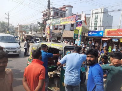 যান চলাচল বন্ধ করে দেন শ্রমিকরা