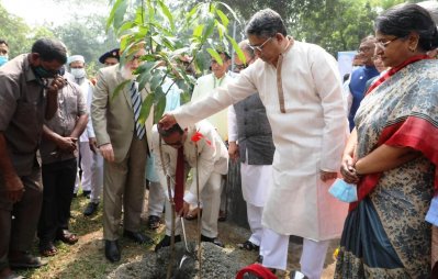 বঙ্গবন্ধুর জন্মশতবার্ষিকী উপলক্ষে প্রধান বিচারপতির বৃক্ষরোপণ