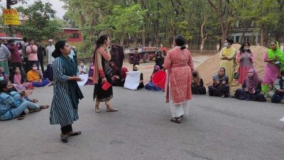 বালতি-মগ নিয়ে উপাচার্যের বাসভবনের সামনে শিক্ষার্থীরা