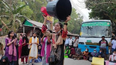 বালতি-মগ নিয়ে উপাচার্যের বাসভবনের সামনে শিক্ষার্থীরা