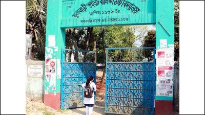 প্রধানমন্ত্রীর দেওয়া ইউনিফর্ম পরে স্কুলে সুমাইয়া