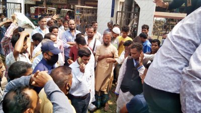 পণ্য কম দেওয়ায় বিক্ষোভ করেন জনতা