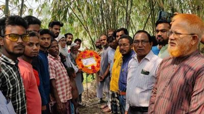 বাঁশের বেড়ায় শহীদদের প্রতি শ্রদ্ধাঞ্জলি অর্পণ করেন শহীদ পরিবার ও স্থানীয়রা