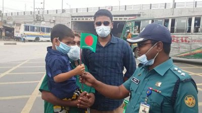 গাড়ি চালকদের পতাকা ও চকলেট দিয়ে স্বাধীনতা দিবসের শুভেচ্ছা