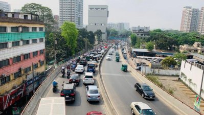 রাজধানীর অনেক সড়কেই যানজটের এমন বিপরীত চিত্র দেখা গেছে (ছবি: শাহেদ শফিক)