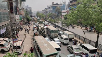 দীর্ঘ সময় যানজটে আটকে ভোগান্তিতে পড়ছেন নগরবাসী (ছবি: নাসিরুল ইসলাম)