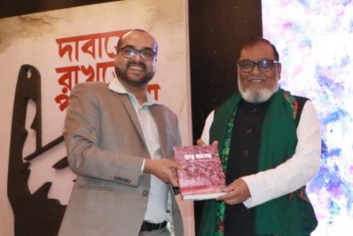 মুক্তিযুদ্ধ বিষয়কমন্ত্রী আ. ক. ম. মোজাম্মেল হকের হাতে &lsquo;জয় বাংলা&rsquo; গ্রন্থ তুলে দিচ্ছেন বাংলা ট্রিবিউনের সম্পাদক জুলফিকার রাসেল