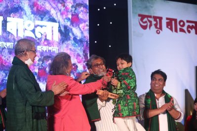 বীর মুক্তিযোদ্ধা সুলতান মাহমুদ সিমনের হাতে ক্রেস্ট তুলে দিচ্ছেন বীর মুক্তিযোদ্ধা শিল্পী শাহাবুদ্দিন আহমেদ