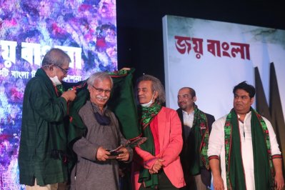 ক্রেস্ট নিচ্ছেন বীর মুক্তিযোদ্ধা আবুল বারাক আলভী 